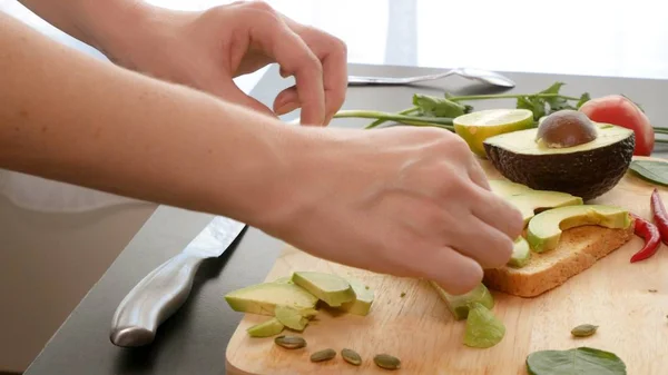 Abacate. conceito de alimentação saudável e estilo de vida saudável. sanduíches de abacate de cozinha. — Fotografia de Stock