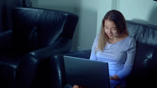 Bonito asiático mulher uso laptop no noite — Fotografia de Stock