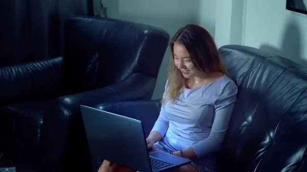 Şirin Asyalı kadın geceleri dizüstü bilgisayar kullanmak — Stok fotoğraf