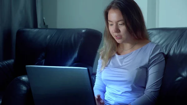 Симпатичная женщина пользуется ноутбуком по ночам — стоковое фото