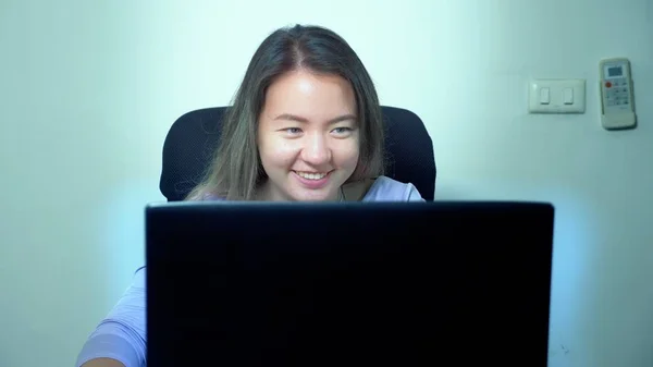 Cute asian dívka použití notebooku u stolu v kanceláři — Stock fotografie