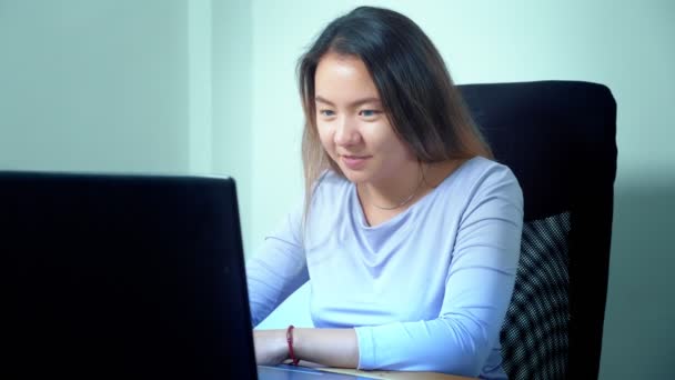 Şirin Asyalı kız masa ofis dizüstü bilgisayar kullanmak — Stok video