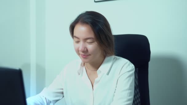 Niedlich asiatische Mädchen verwenden Laptop bei Tisch im Büro — Stockvideo