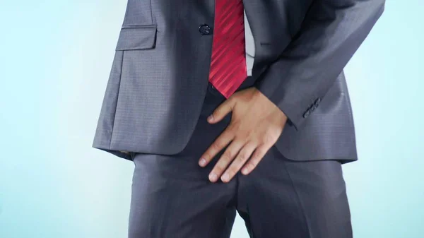Färgstark bakgrund. Närbild. Låren av en man. affärsmän glatt flyttar sin höft — Stockfoto