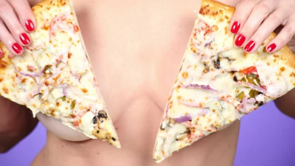 Крупный план, пицца и женская грудь. Пицца Порно. Любитель пиццы. сексуальная женщина и фаст-фуд. Модное минимальное искусство — стоковое фото