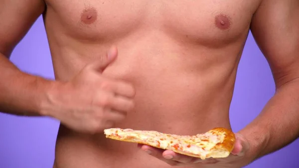 Primer plano, pizza y torso masculino. Pizza Porn. Amante de la pizza. Hombre sexy y comida rápida. Moda arte minimalista . — Foto de Stock
