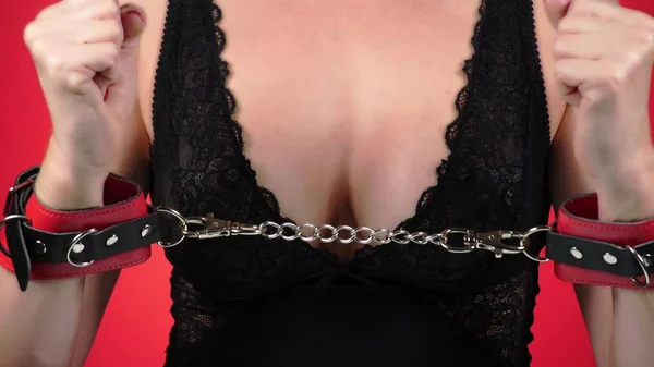 Topless schoonheid-lichaam van de vrouw die betrekking hebben op haar borst. Close-up. Een vrouw met een grote kist streelt haar borst. geboeid. BDSM — Stockfoto
