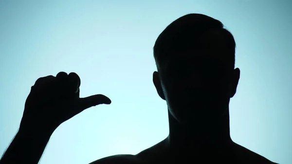 Hintergrundfarbe. Schatten einer Person. der Kerl zeigt Geste, die Punktzahl an den Fingern auf fünf — Stockfoto