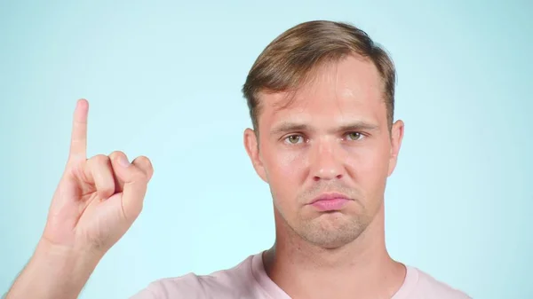 Bakgrundsfärgen. killen visar gest, poäng på fingrarna till fem — Stockfoto