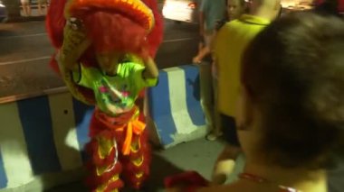 Pattaya Tayland - 05 Şubat 2019: Çin yeni yılı kutlamaları sırasında street yürüyüş üzerinde grup geçit töreni altın ejderha sergi.