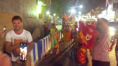 Pattaya Tayland - 05 Şubat 2019: Çin yeni yılı kutlamaları sırasında street yürüyüş üzerinde grup geçit töreni altın ejderha sergi.