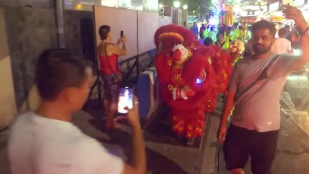 Pattaya TAILANDIA - 05 DE FEBRERO DE 2019: Desfile grupal de la exposición de dragones dorados en la calle peatonal durante las celebraciones del Año Nuevo Chino . — Vídeo de stock