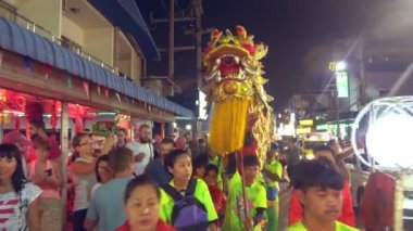 Pattaya Tayland - 05 Şubat 2019: Çin yeni yılı kutlamaları sırasında street yürüyüş üzerinde grup geçit töreni altın ejderha sergi.