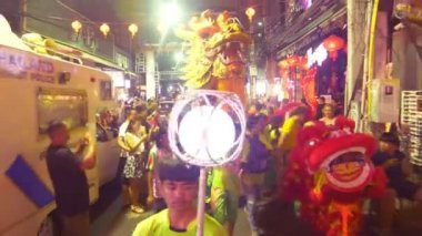 Pattaya Tayland - 05 Şubat 2019: Çin yeni yılı kutlamaları sırasında street yürüyüş üzerinde grup geçit töreni altın ejderha sergi.