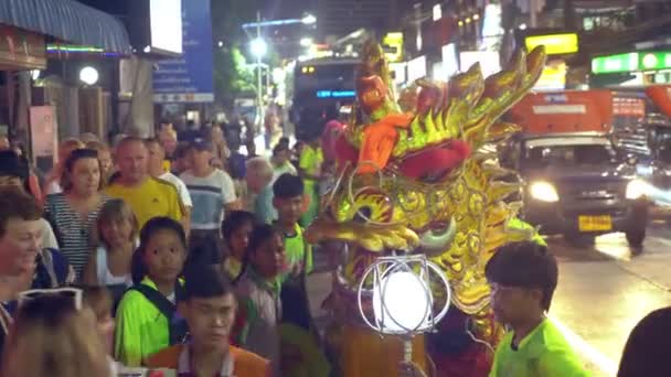 Паттайя Тайланд - 05 февраля 2019 года: Групповой парад выставки "Золотые драконы" на пешеходной улице во время празднования китайского Нового года . — стоковое видео