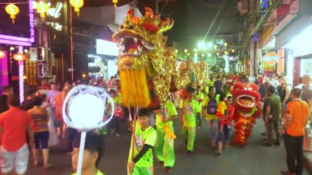 Pattaya TAILANDIA - 05 DE FEBRERO DE 2019: Desfile grupal de la exposición de dragones dorados en la calle peatonal durante las celebraciones del Año Nuevo Chino . — Vídeo de stock