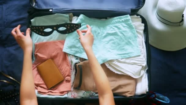 Le concept de tourisme sexuel. gros plan, une femme recueille une valise et y met le dispositif BDSM . — Video