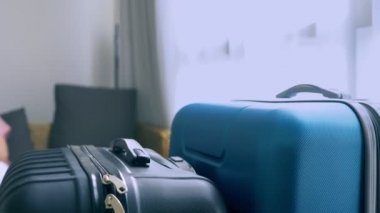 Turizm, online alışveriş turları kavramı. Romantik Çift evde seyahat için hazırlanıyor. Bir dizüstü bilgisayar ve pasaport ellerinde kanepenin üstünde oturmak. Bavulları yakın olmakla birlikte, odaklanmak