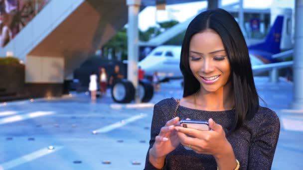 Hermosa chica asiática ladyboy usando un teléfono móvil y sonriendo en el aeropuerto — Vídeo de stock