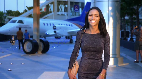 Beautiful blue-eyed asian girl ladyboy looking into the camera and smiling. transgender Thai model at the airport in the background of the aircraft — Stock Photo, Image