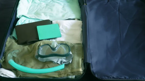 Nahaufnahme. Mann sammelt Koffer auf Reise in tropische Länder mit Tauchausrüstung im Meer — Stockfoto