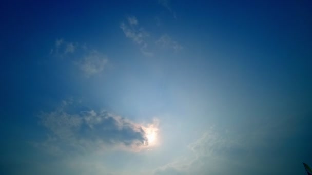 白い雲は、青い空を実行します。タイムラプス — ストック動画
