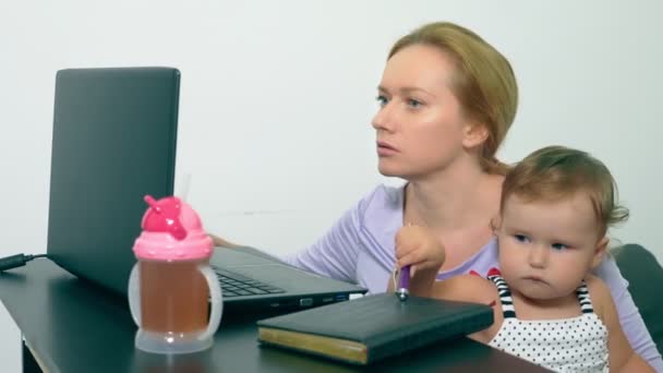 Concetto Mamma Lavoratrice Freelance Felice Madre Che Lavora Casa Con — Video Stock