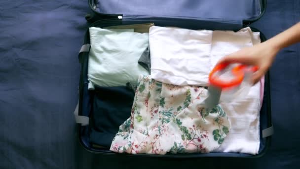 Szczelnie-do góry. Dziewczyna zbiera walizkę do odpoczynku w ciepłe kraje z narzędzi nurkowania na morzu — Wideo stockowe