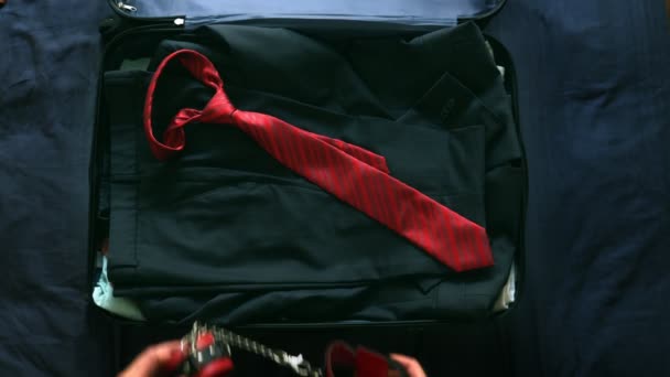 Turizmus fogalmának. közel, egy üzletember gyűjt egy bőröndöt és Bdsm eszköz helyezi — Stock videók