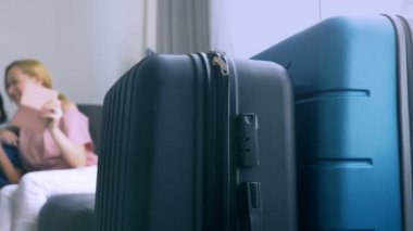 Online alışveriş, turizm, Turlar kavramı. mutlu bir aile evde seyahat için hazırlanıyor. Bir dizüstü bilgisayar ve pasaport ile kanepede el otur. Bavul üzerinde odaklanmak