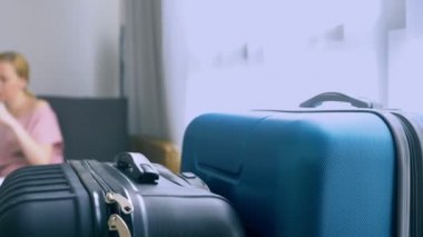 Online alışveriş, turizm, Turlar kavramı. mutlu bir aile evde seyahat için hazırlanıyor. Bir dizüstü bilgisayar ve pasaport ile kanepede el otur. Bavul üzerinde odaklanmak