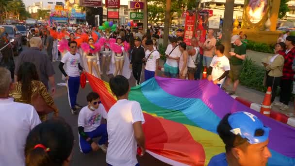 Od redakcji. Tajlandia, Pattaya. 9 lutego 2009. parady gejów. LGBT zorientowanych ludzi bierze udział w festiwalu Rainbow Parade — Wideo stockowe