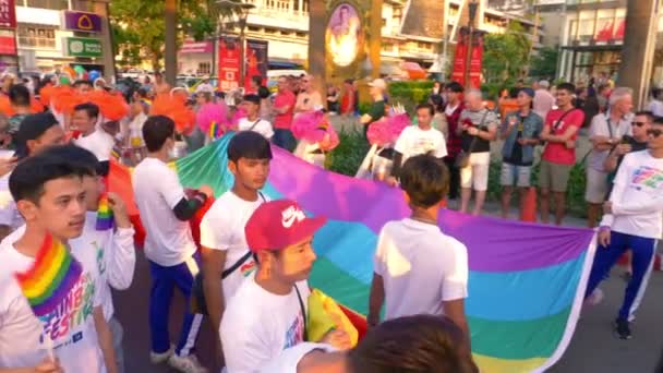 Redactie. Thailand, Pattaya. 9 februari 2009. Gay parade. LGBT-georiënteerde mensen nemen deel aan het Festival regenboog Parade — Stockvideo