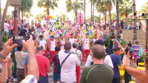 Editorial. Tailandia, Pattaya. 9 de febrero de 2009. Desfile gay. Personas LGBT participan en el Festival del Desfile del Arco Iris — Vídeos de Stock