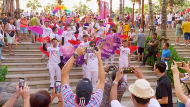 Ledare. Thailand, Pattaya. 9 februari, 2009. gay parad. HBT-orienterade människor delta i Rainbow Parade Festival — Stockvideo
