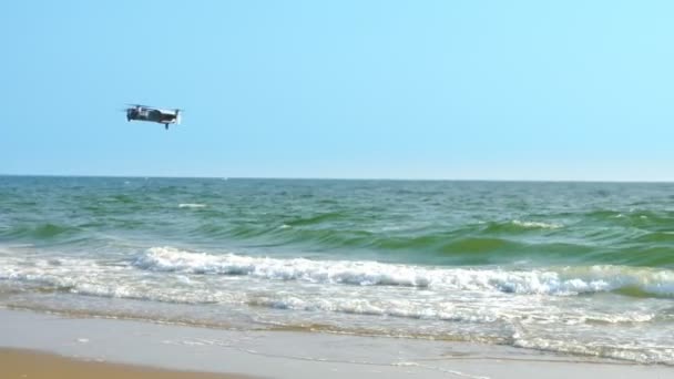 Drone vuela sobre el mar. quadcopter gira alrededor de su eje en el aire sobre el mar — Vídeo de stock