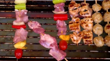Geleneksel sokak gıda Tayland. Sokak gıda Fuarı'nda geceleri küçük kebap ızgara yemek. yakın çekim.