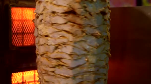 Έννοια εθνικής κουζίνας. Τηγανητό κρέας στη σούβλα για μαγείρεμα shawarma. Γκρο πλαν — Αρχείο Βίντεο