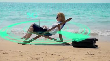 Fütüristik ağ kavramı. Teknoloji. Sayısallaştırma bilgi akışı. hız 5g veya 4g internet. Bir güneşlenme denizin kenarında otururken bir dizüstü bilgisayarda çalışan iş kadın.