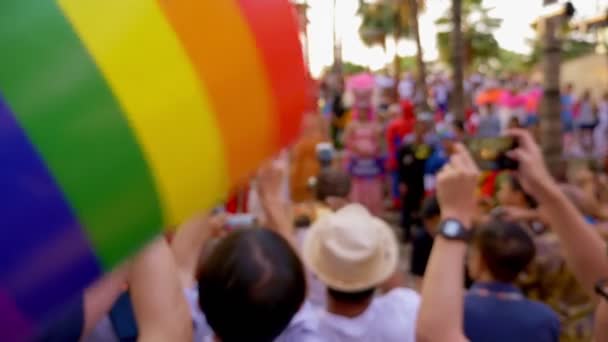 Tayland, Pattaya. Şubat 9, 2009. gay geçit. LGBTT odaklı insanlar Rainbow Parade festivale katılmak — Stok video