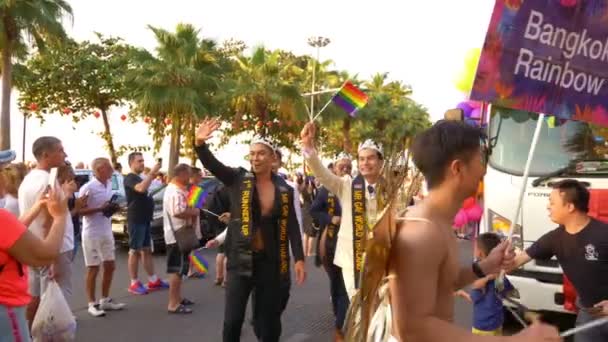 Úvodník. Thajsko, Pattaya. Únor 9, 2009. gay parade. Orientovaný na LGBT lidé účastní festivalu duhový průvod — Stock video