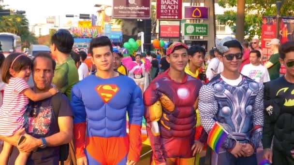 Yazı işleri. Tayland, Pattaya. Şubat 9, 2009. gay geçit. LGBTT odaklı insanlar Rainbow Parade festivale katılmak — Stok video