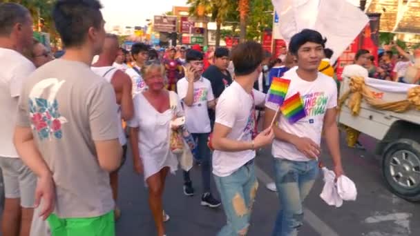 パタヤ 2009 同性愛者のパレード Lgbt 指向の人はレインボー パレード フェスティバルに参加します — ストック動画