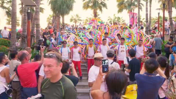 Editorial. Tailandia, Pattaya. 9 de febrero de 2009. Desfile gay. Personas LGBT participan en el Festival del Desfile del Arco Iris — Vídeo de stock