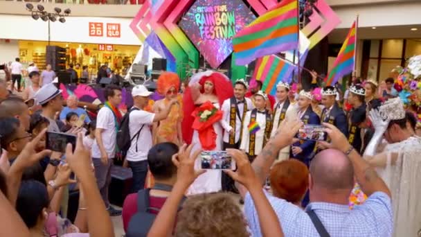 Editoriale. Thailandia, Pattaya. 9 febbraio 2009. parata gay. Le persone LGBT-oriented partecipano al Rainbow Parade Festival — Video Stock