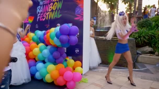 Yazı işleri. Tayland, Pattaya. Şubat 9, 2009. gay geçit. LGBTT odaklı insanlar Rainbow Parade festivale katılmak — Stok video