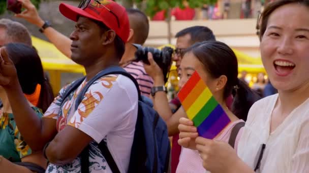 Editorial. Таиланд, Паттайя. 9 февраля 2009г. гей-парад. ЛГБТ-ориентированные люди принимают участие в фестивале "Радужный парад" — стоковое видео