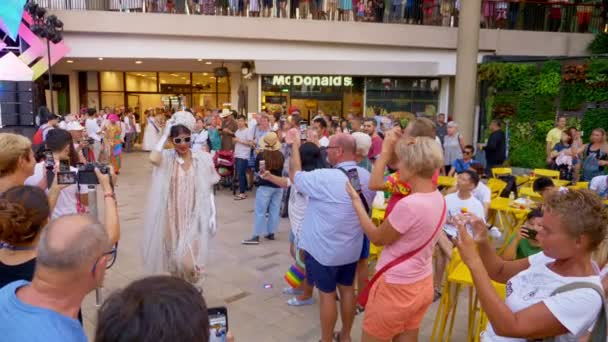 Od redakcji. Tajlandia, Pattaya. 9 lutego 2009. parady gejów. LGBT zorientowanych ludzi bierze udział w festiwalu Rainbow Parade — Wideo stockowe