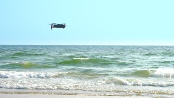 ドローンは、海を飛ぶ.海の上空で、その軸の周り quadcopter 旋風します。 — ストック動画