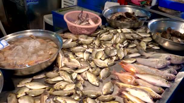 Mercado tradicional de comida marina tailandesa, con mariscos frescos — Vídeo de stock